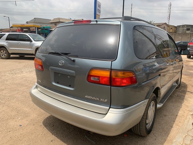 1999 Toyota Sienna XLE 