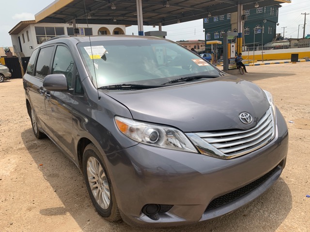 Toks 2011 Toyota Sienna XLE 